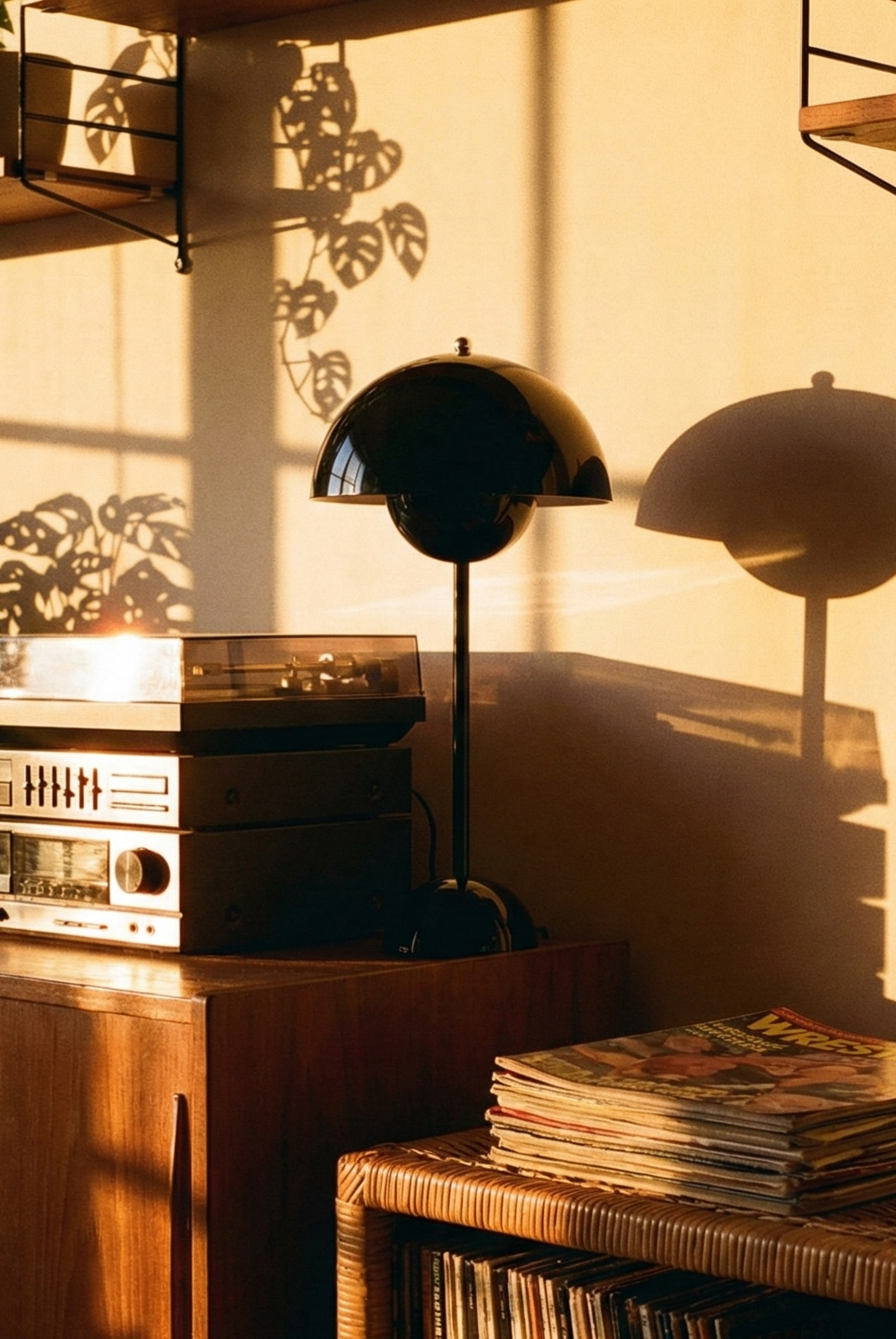 the danish flower | retro table lamp | black