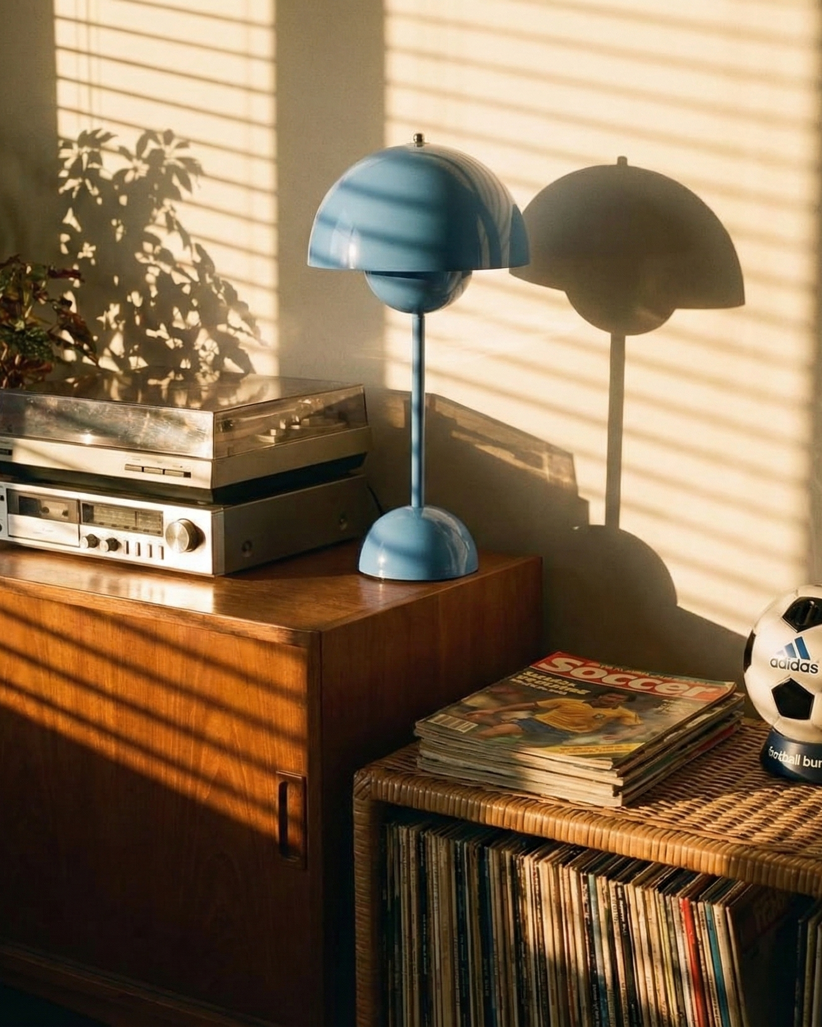 the danish flower | retro table lamp | blue