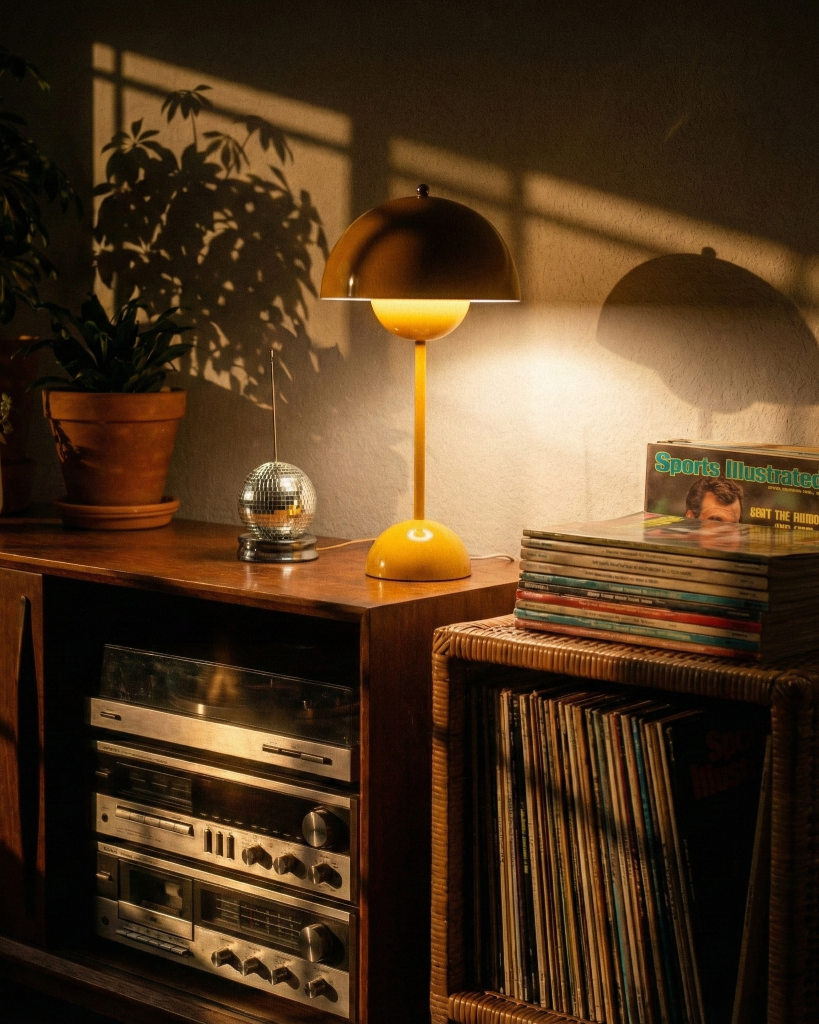 the danish flower | retro table lamp | yellow