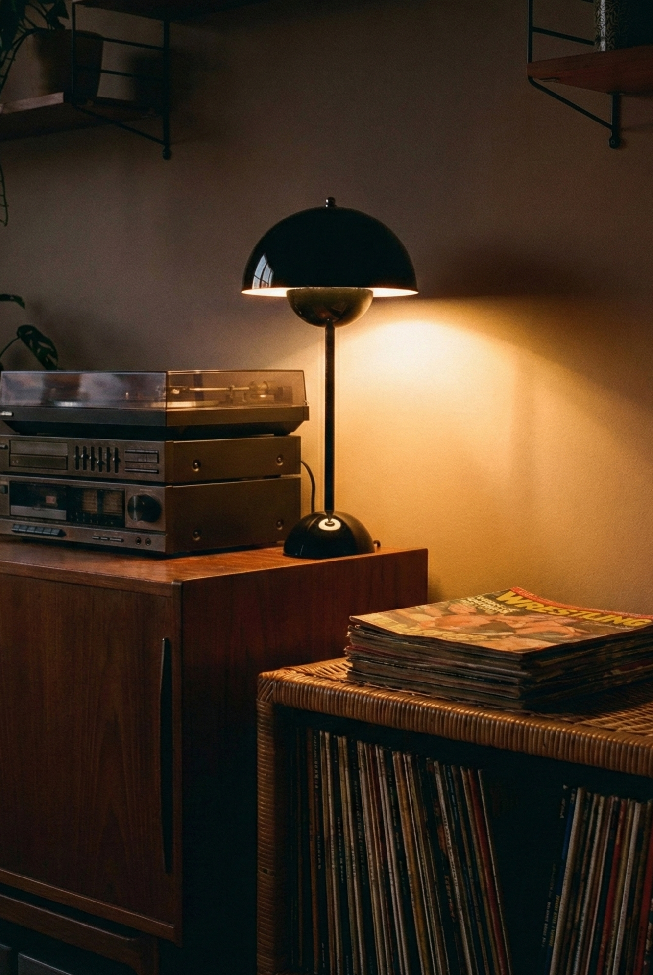 the danish flower | retro table lamp | black