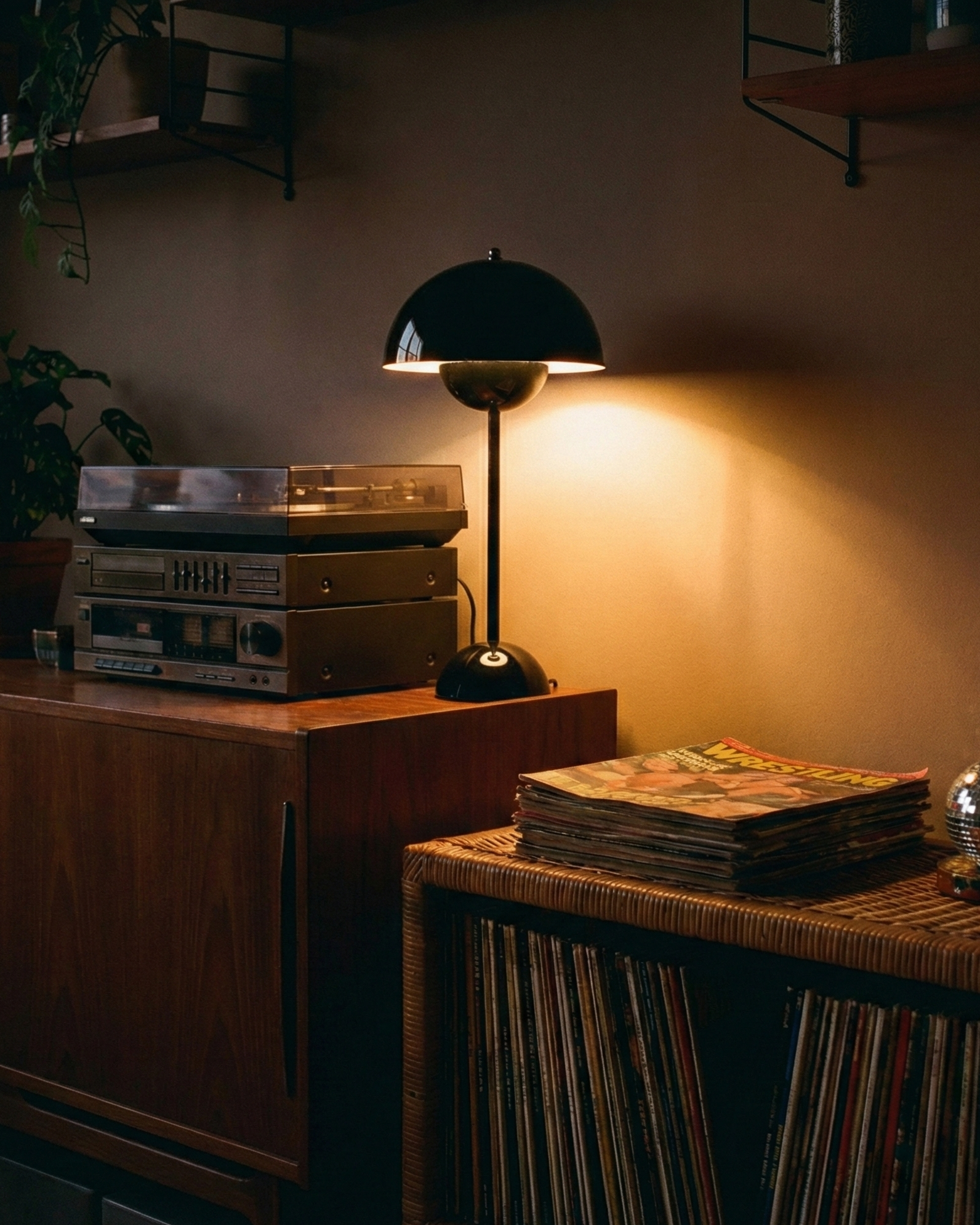 the danish flower | retro table lamp | black